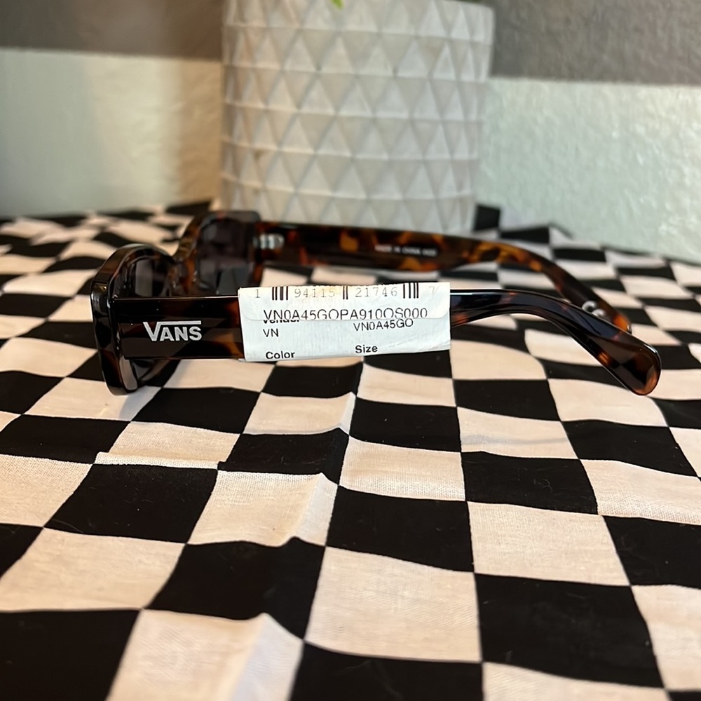 Vans Women’s Cheetah print UV400 protection sunglasses. NWT - Picture 3 of 8